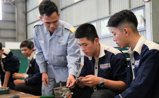 Một số đề xuất nâng cao chất lượng nguồn nhân lực qua đào tạo nghề nghiệp trong bối cảnh toàn cầu hóa