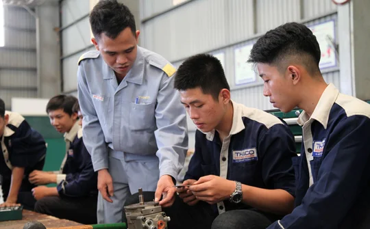 Một số đề xuất nâng cao chất lượng nguồn nhân lực qua đào tạo nghề nghiệp trong bối cảnh toàn cầu hóa