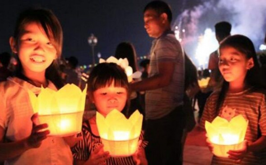 Hội hoa đăng trên sông Lục Đầu loại bỏ triệt để rác thải nhựa