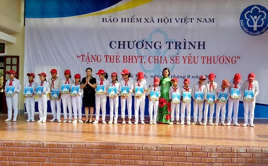 BHXH Việt Nam: Tặng thẻ BHYT – chia sẻ yêu thương