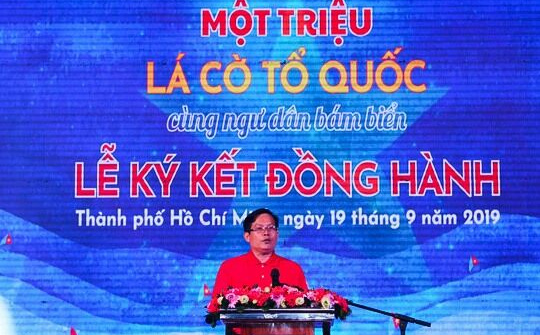 Chương trình một triệu lá cờ Tổ quốc cùng ngư dân bám biển
