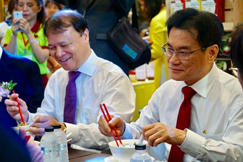 Phó Thủ tướng Thái Lan hứng thú với món phở Việt