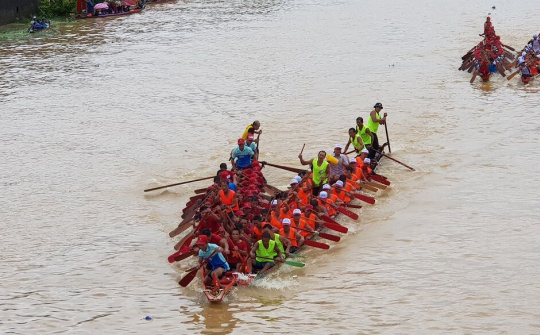 Quảng Bình – Náo nhiệt lễ hội đua thuyền truyền thống trên sông Kiến Giang