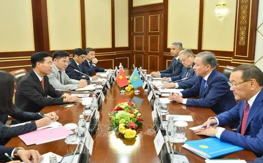 Trưởng Ban Tuyên giáo Trung ương thăm, làm việc tại Kazakhstan
