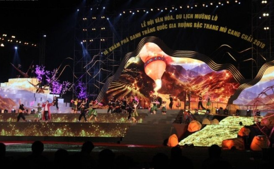 Lấp lánh vòng xòe của những cô thôn nữ xóm núi Tây Bắc