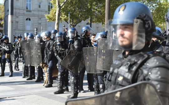 Pháp tuần hành chống biến đổi khí hậu biến thành bạo lực