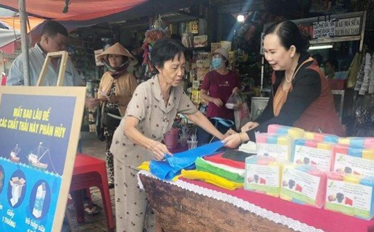Người kiên trì đưa túi nylon tự hủy vào chợ truyền thống