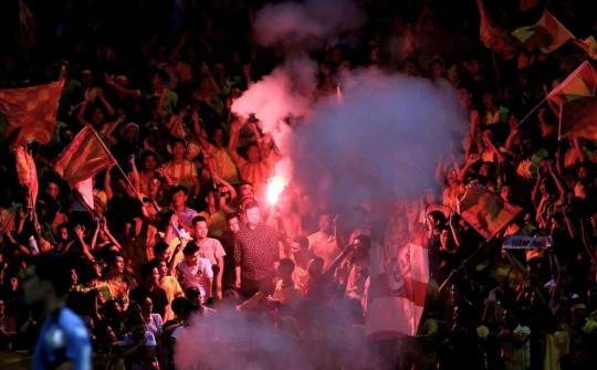 Vòng loại World Cup 2022 và nỗi lo pháo sáng trên sân cỏ