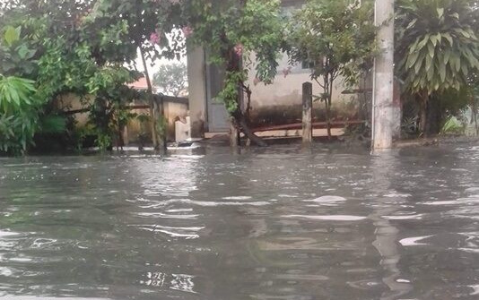 Đường sắt ở Sài Gòn bị ngập nước khiến tàu ra Bắc bị kẹt lại