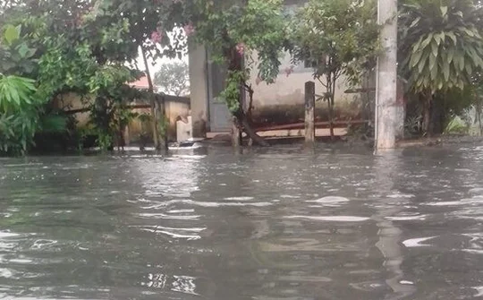Đường sắt ở Sài Gòn bị ngập nước khiến tàu ra Bắc bị kẹt lại