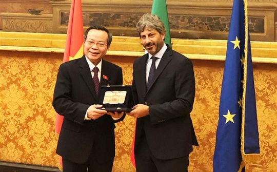 Phó Chủ tịch Quốc hội Phùng Quốc Hiển hội đàm với Phó Chủ tịch Hạ viên Italy