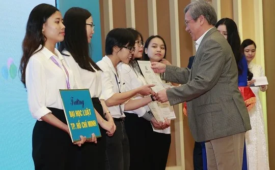 Quỹ Lawrence S. Ting và Công ty Phú Mỹ Hưng trao học bổng gần 8,5 tỷ đồng