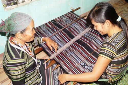 Nghề dệt thổ cẩm làng Teng là Di sản văn hóa phi vật thể quốc gia
