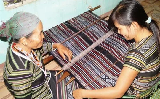 Nghề dệt thổ cẩm làng Teng là Di sản văn hóa phi vật thể quốc gia