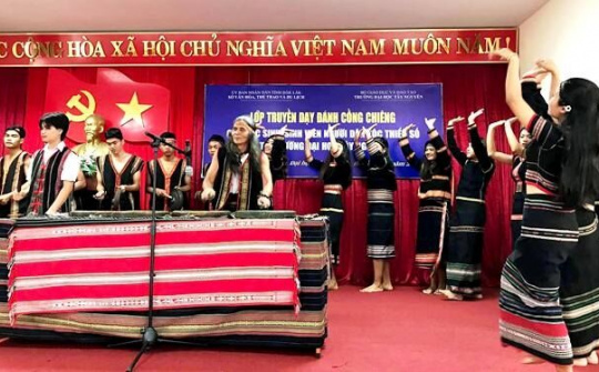 Trường Đại học Tây Nguyên khai giảng lớp truyền dạy diễn tấu cồng chiêng cho học sinh