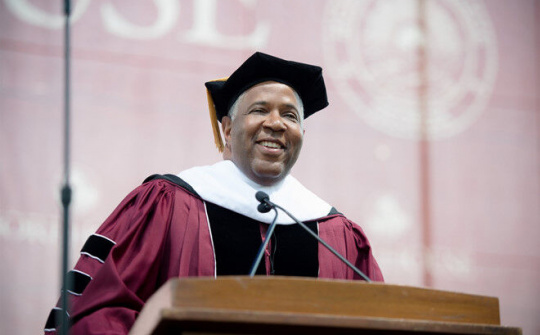 Tỷ phú Robert F. Smith đã bỏ ra 34 triệu USD trả nợ giúp sinh viên