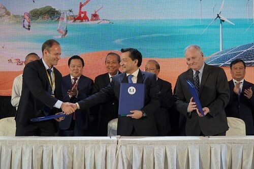 Chủ tịch UBND Bình Thuận trao quyết định đầu tư cho 11 dự án gần một tỷ USD