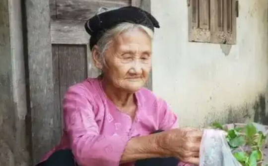 Cụ bà 83 tuổi đạp xe lên Xã xin ra khỏi diện hộ nghèo – Gương sáng cho nhưng người có ý định trục lợi chính sách