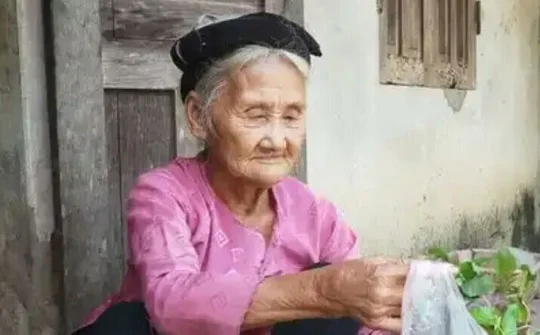 Cụ bà 83 tuổi đạp xe lên Xã xin ra khỏi diện hộ nghèo – Gương sáng cho nhưng người có ý định trục lợi chính sách