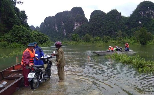 Quảng Bình – Mưa lũ dâng cao, nhiều nơi bị cô lập, một phụ nữ bị mất tích.