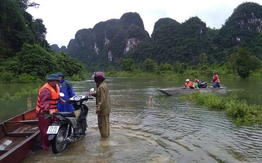 Quảng Bình – Mưa lũ dâng cao, nhiều nơi bị cô lập, một phụ nữ bị mất tích.