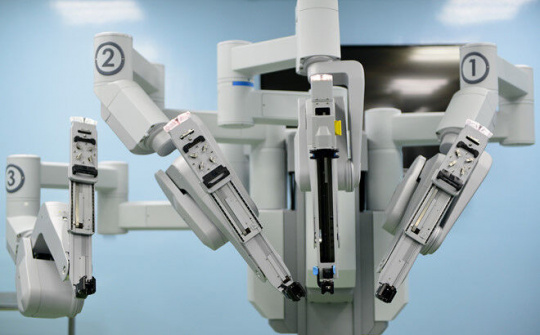 Robot phẫu thuật nội soi ung thư hiện đại nhất thế giới đã tới Việt Nam