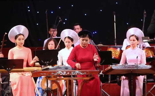 Chương trình nghệ thuật “Mùa thu nhớ Bác” chào mừng Ngày Âm nhạc Việt Nam tổ chức ở Nhà hát Lớn