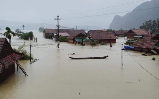 Quảng Bình: Lũ tiếp tục dâng cao, hàng ngàn hộ dân phải di dời đến nơi an toàn