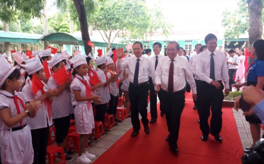 Phó thủ tướng Thường trực Trương Hòa Bình đánh trống khai trường tại Thanh Hóa
