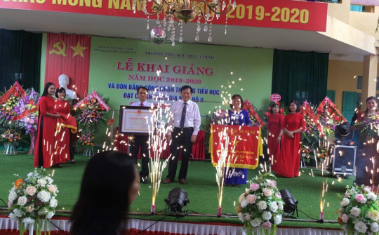 Trường Tiểu học Trực Chính đón nhận Cờ thi đua xuất sắc