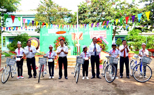 Tặng xe đạp cho học sinh khó khăn nhân ngày khai giảng năm học mới
