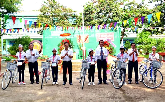 Tặng xe đạp cho học sinh khó khăn nhân ngày khai giảng năm học mới