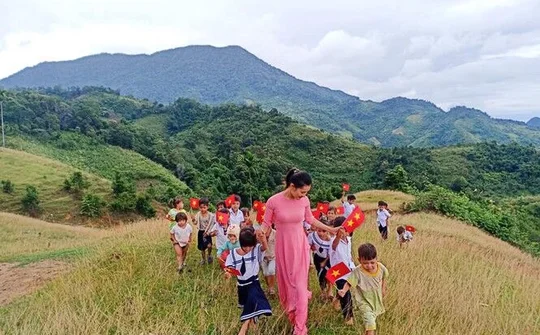 Một lễ khai giảng đơn sơ mà tràn đầy tình yêu thương ở Quảng Nam