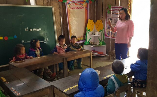 Hai cô giáo "cống hiến" thanh xuân để mang con chữ tới cho 17 trẻ em H’Mông