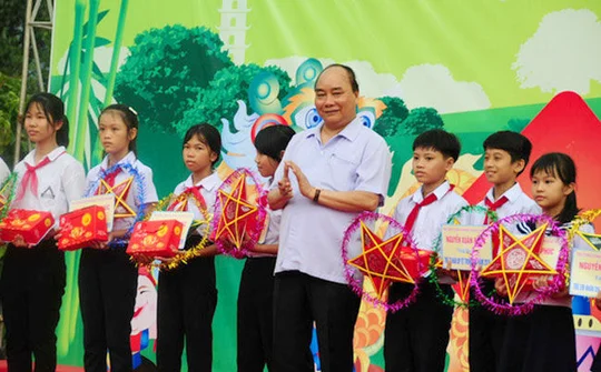 Thủ tướng Nguyễn Xuân Phúc tặng quà Tết Trung thu cho trẻ em huyện Đại Lộc, Quảng Nam