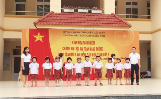 Trường Tiểu học Nam Trung Yên: Tuyên truyền Luật giao thông, tặng mũ bảo hiểm cho học sinh lớp 1