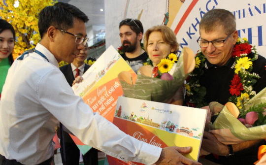 Việt Nam đón những khách quốc tế đầu tiên