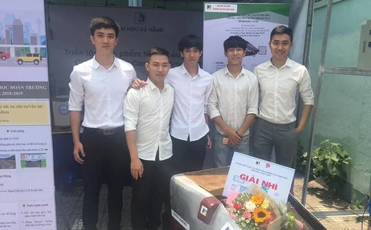 Sinh viên sáng chế máy thu gom rác thải ở biển