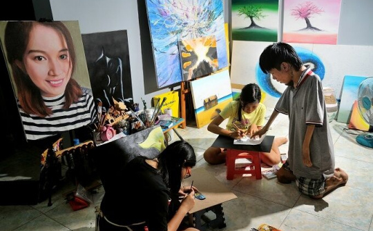 Họa sĩ khuyết tật vẽ tranh bằng miệng góp tiền xây dựng cầu cho người nghèo