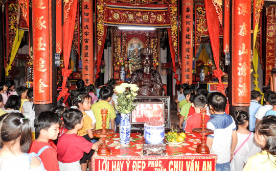 Học sinh Trường tiểu học Chu Văn An viếng Văn Thánh Miếu Vĩnh Long