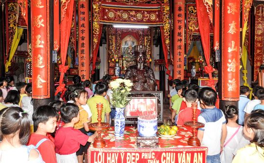 Học sinh Trường tiểu học Chu Văn An viếng Văn Thánh Miếu Vĩnh Long