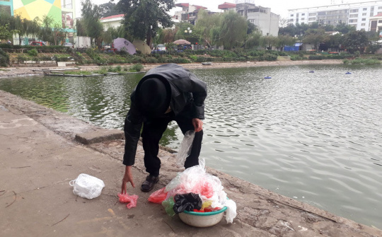 Người dân đã có ý thức bảo vệ môi trường trong lúc thả cá ngày ông Công, ông Táo