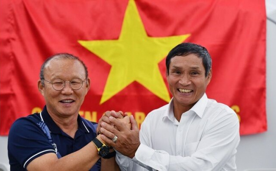 Huấn luyện viên Park Hang-seo và Mai Đức Chung được trao giải cống hiến