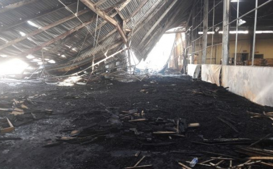 Cháy lớn tại Công ty Gỗ HD Furniture (Bình Định)