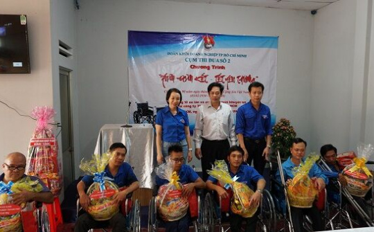Cụm thi đua số 2 Đoàn khối doanh nghiệp TP HCM trao tặng nhiều xe lăn cho người lao động bị khuyết tật