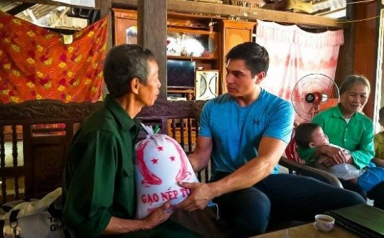 Hành trình ''thắp bình minh'' của thầy giáo Mỹ ở Việt Nam