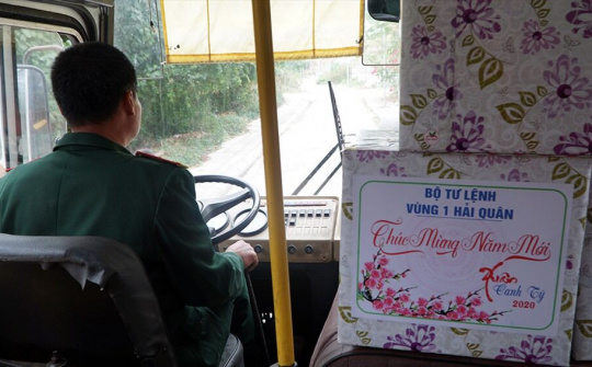 Mang tết đến cho các người lính ngoài đảo xa