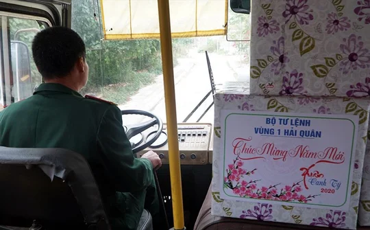 Mang tết đến cho các người lính ngoài đảo xa