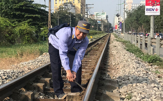 Mang Tết của bản thân ra giúp người khác đón Tết an toàn của người tuần đường