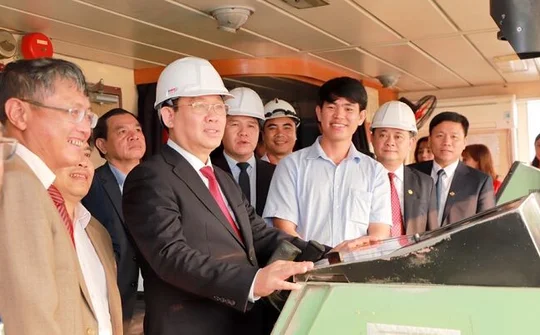Phó Thủ tướng Vương Đình Huệ chúc Tết cán bộ, nhân viên cảng Nghệ Tĩnh